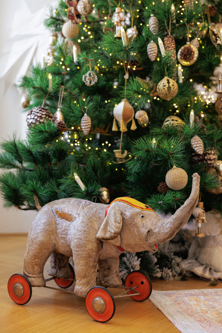 Elefant und Christbaum