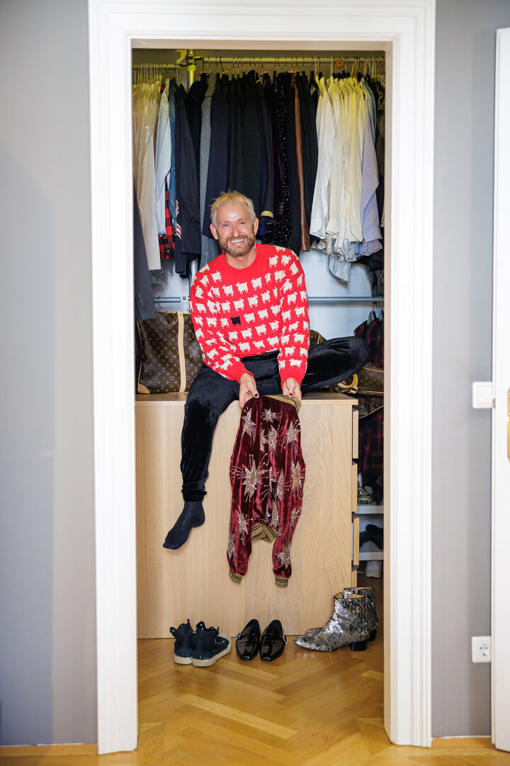 FJ Baur in seinem begehbaren Kleiderschrank