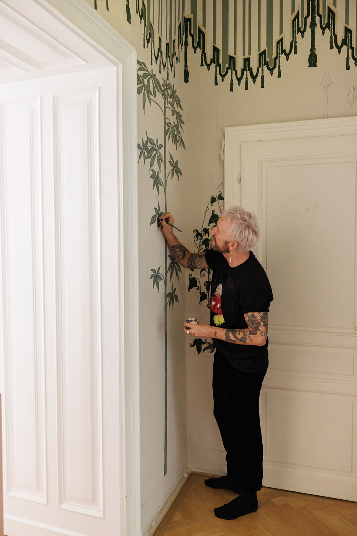 FJ Baur bemalt sein Vorzimmer