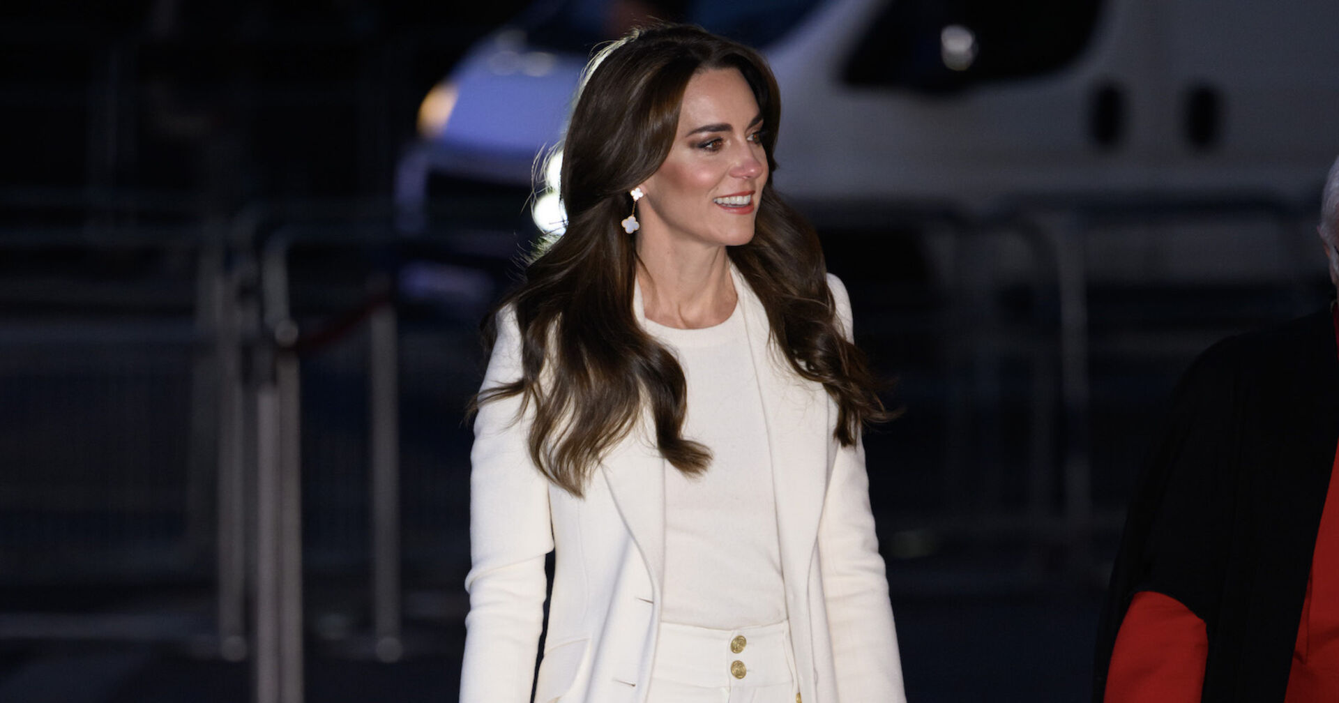 Porträt in weißem Anzug vor nächtlichem Hintergrund