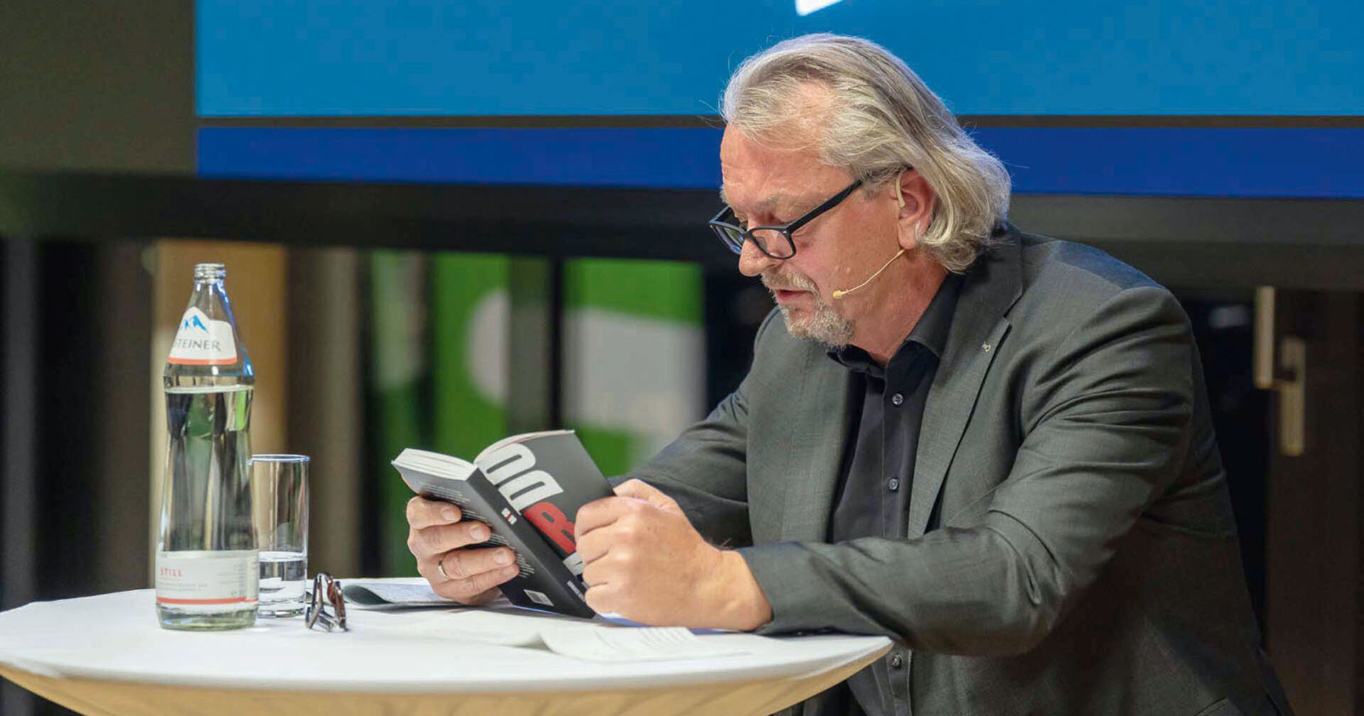 Robert Eichenauer bei seiner "BARDO"-Lesung im Headquarter der Energie Steiermark in Graz.