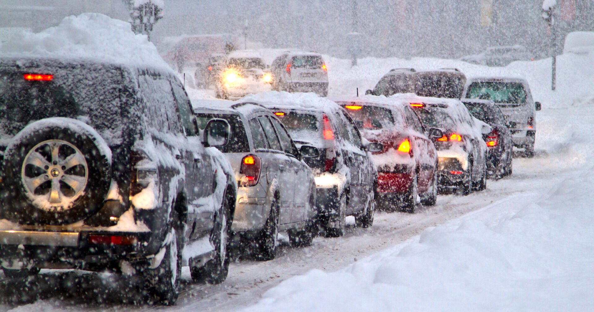 Stehende Autokolonne im Schnee