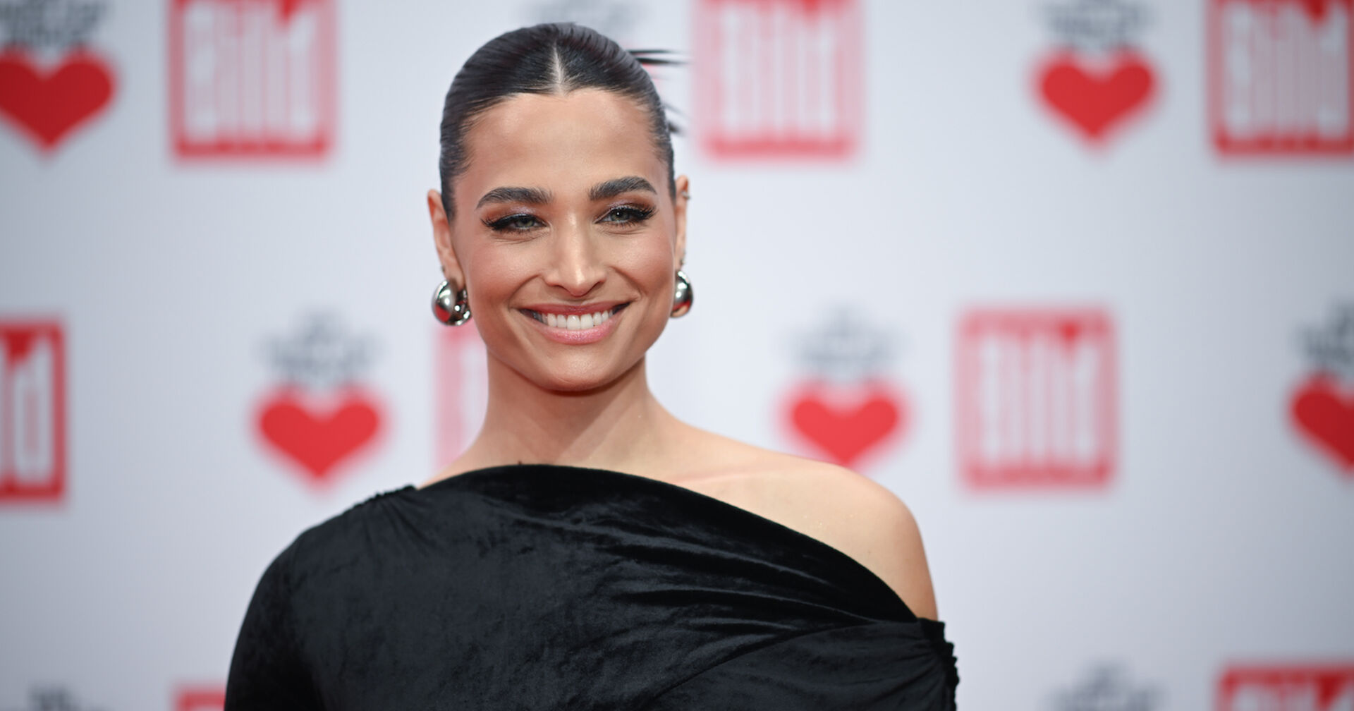 Amira Pocher mit einem schwarzen Abendkleid und hochgesteckten Haaren.