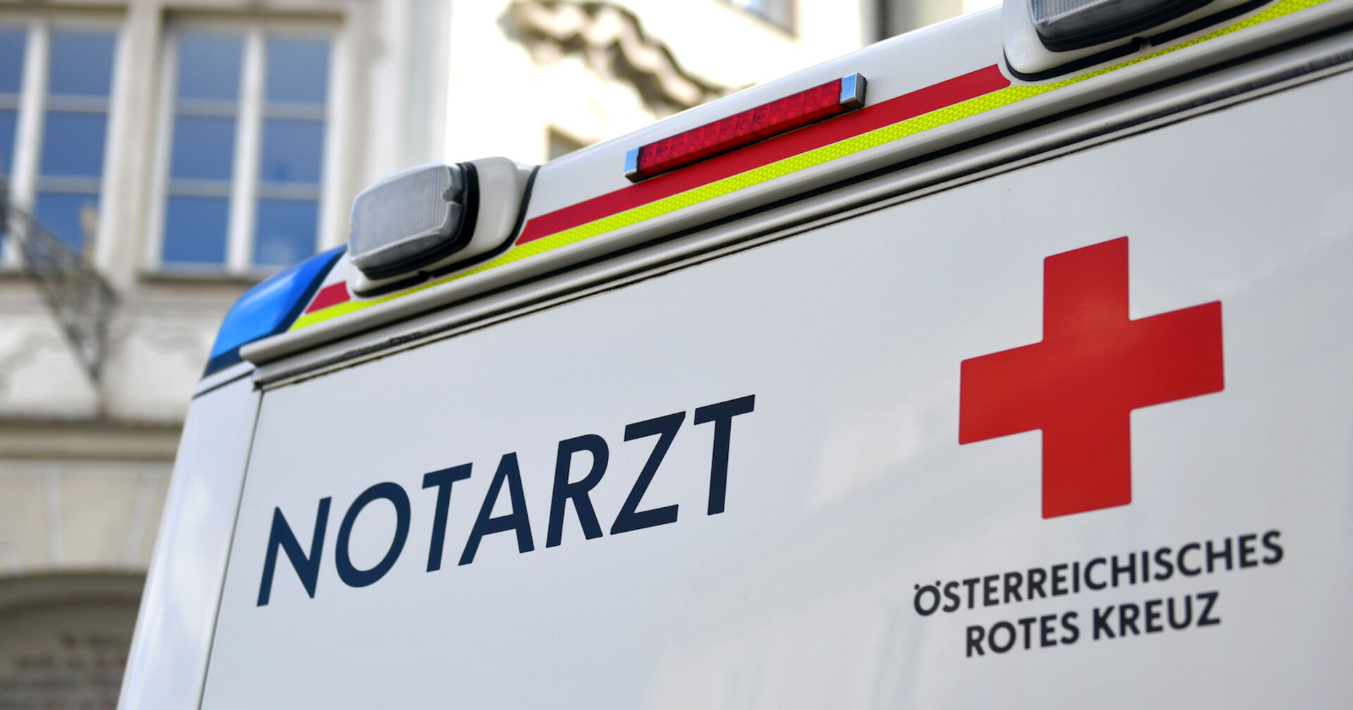 Ein Notarztauto von hinten