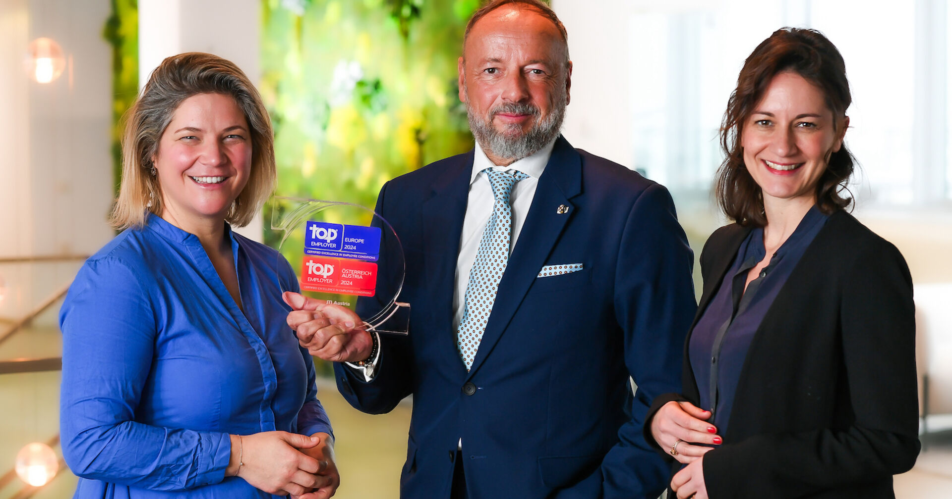 Das JTI Austria Corporate Affairs &amp; Communication Team mit dem Award | Credit: Andi Bruckner