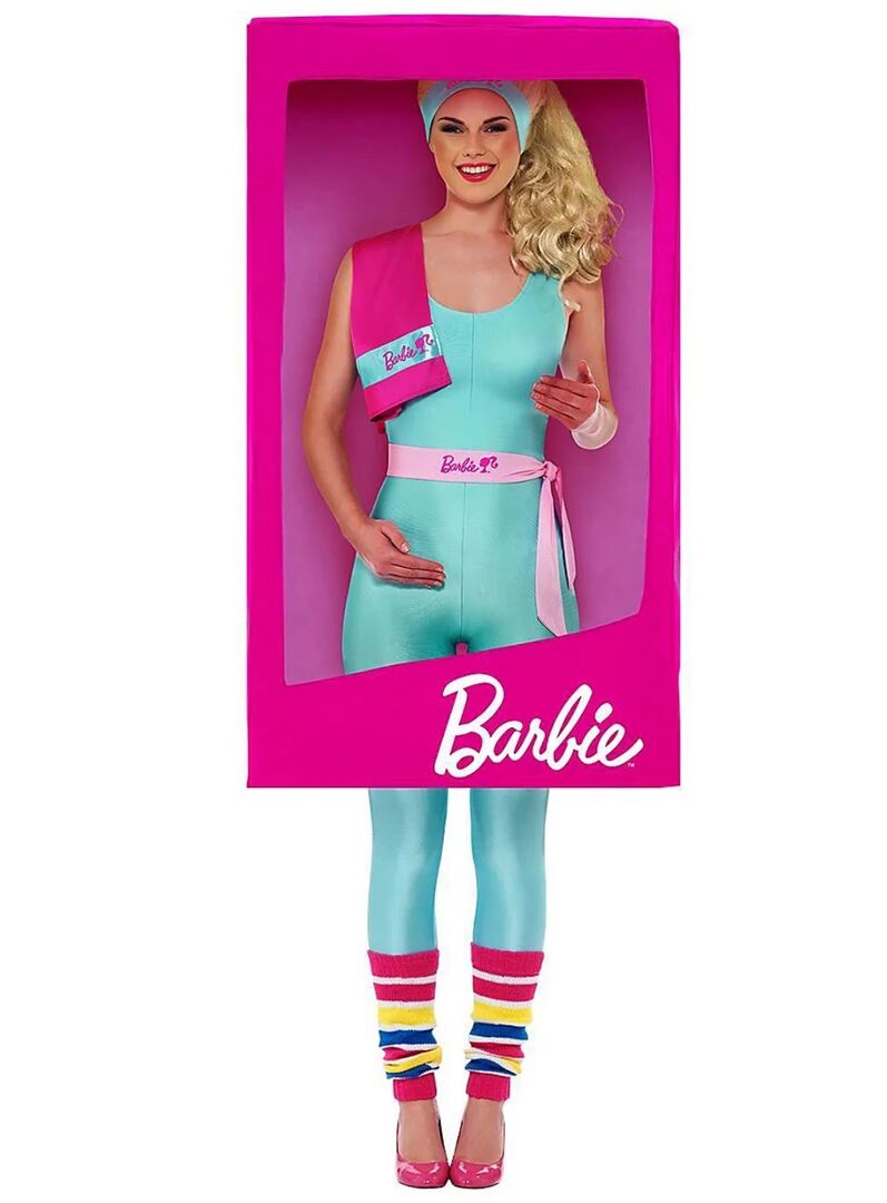 Blondine in türkisem Barbiekostüm