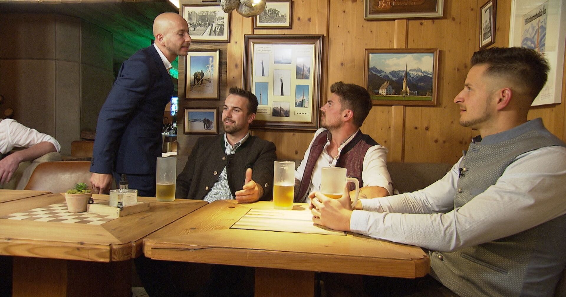 Bauer sucht Frau Kandidaten in einer Diskussion.