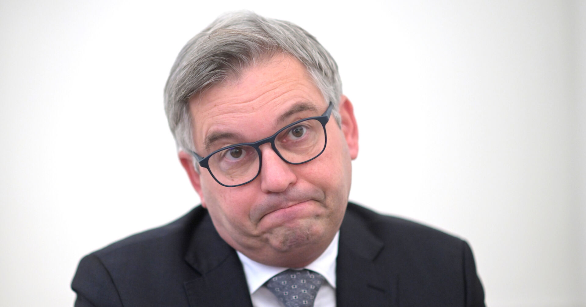 Magnus Brunner verzieht das Gesicht