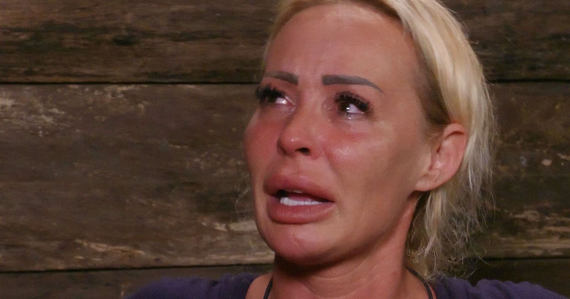 Cora Schumacher in Tränen vor der Kamera vom Dschungelcamp.