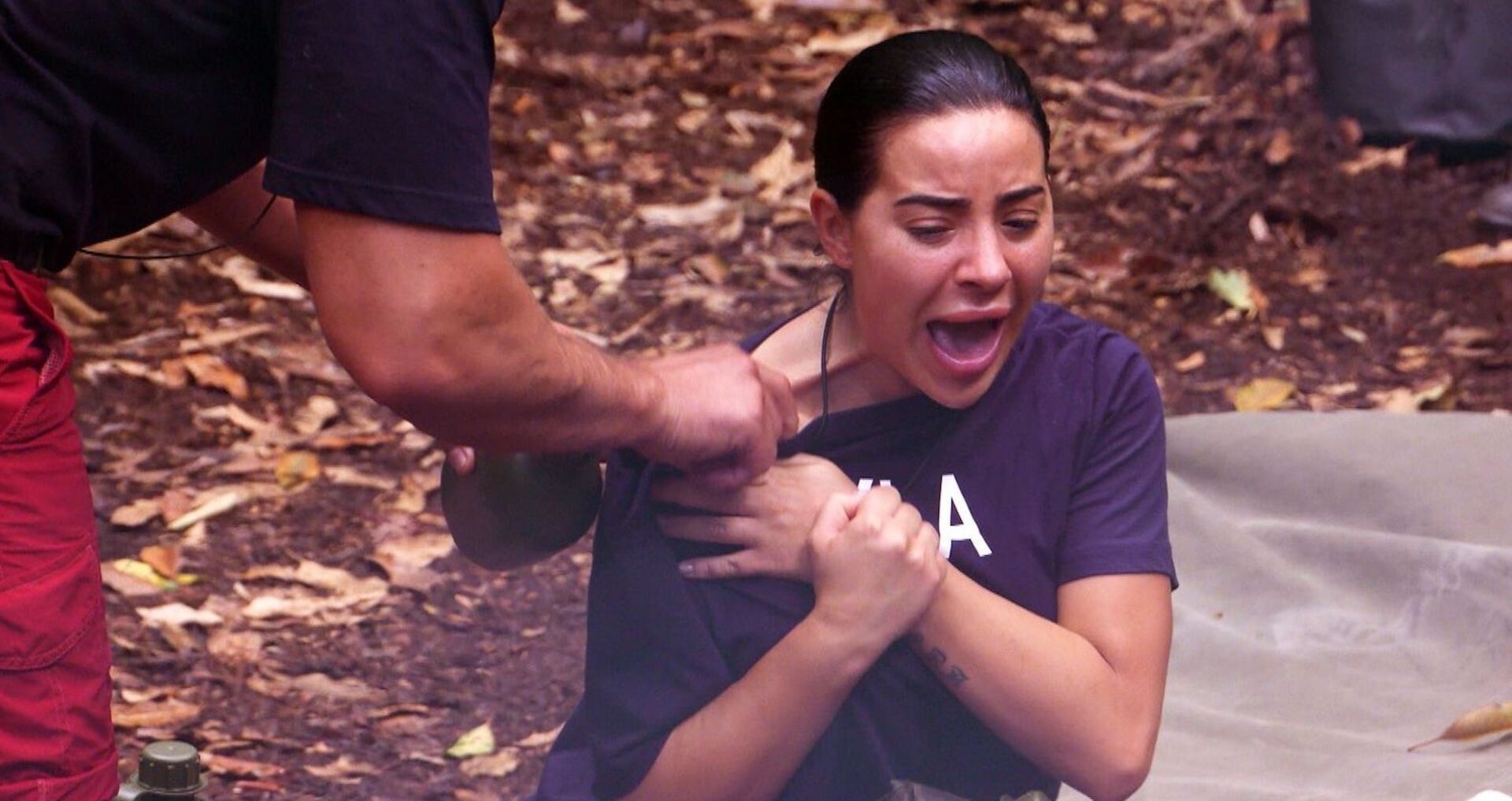 Leila im Dschungelcamp, schreiend.