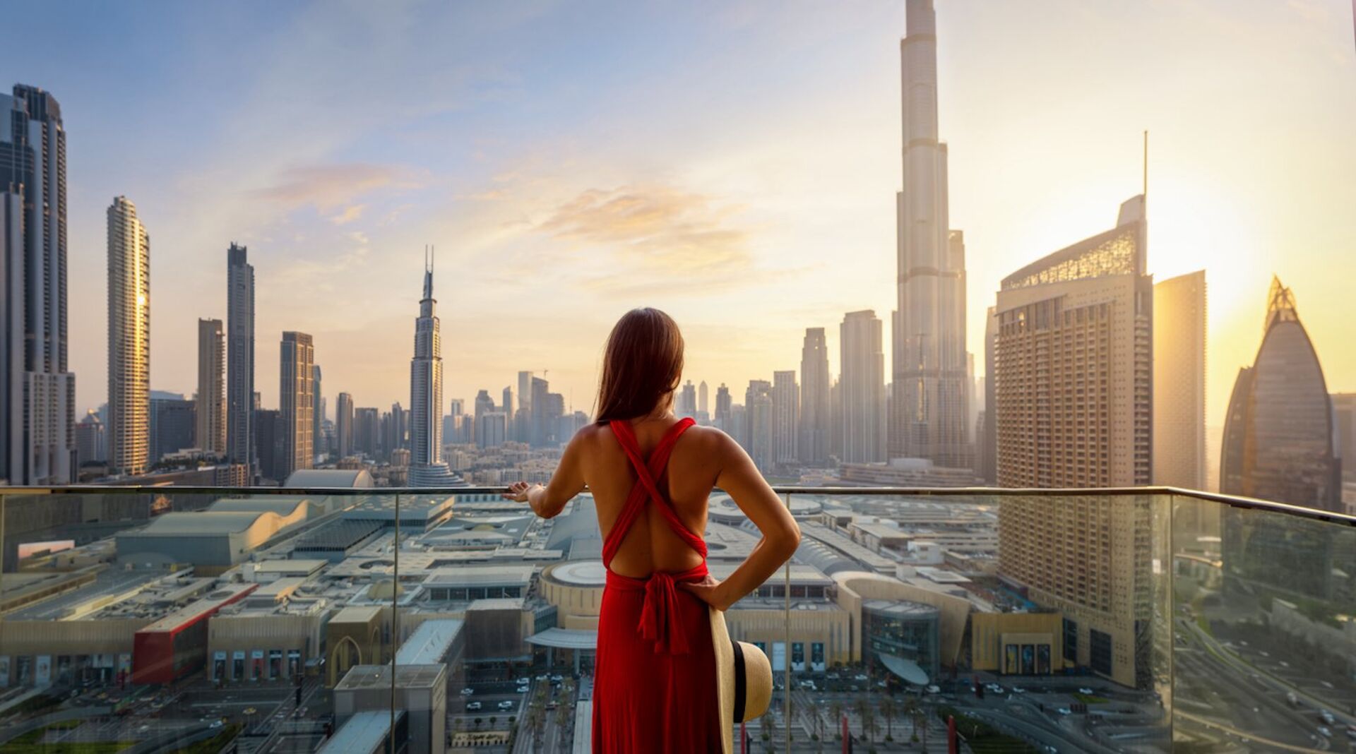 Frau blickt über die Skyline von Dubai