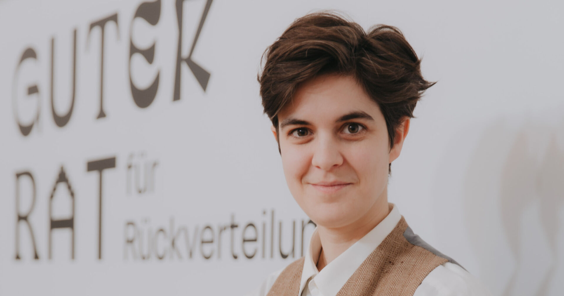 Marlene Engelhorn im Porträt vor der Pressewand des Guten Rats