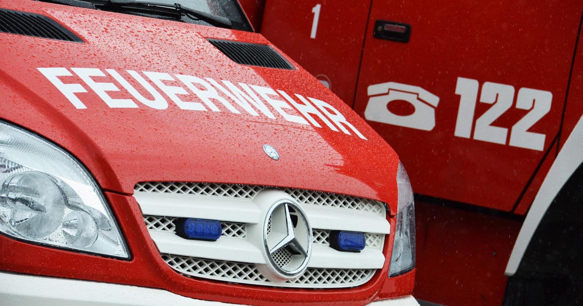 Vorderansicht eines Feuerwehrautos.