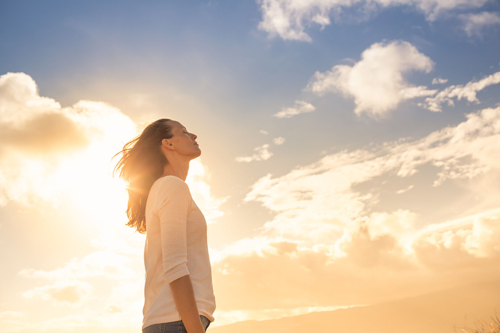 Frau genießt die Sonne | Credit: iStock.com/kieferpix