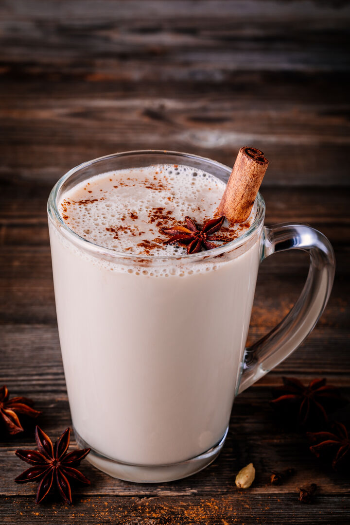 Chai-Latte mit Zimt und Rum im Glas