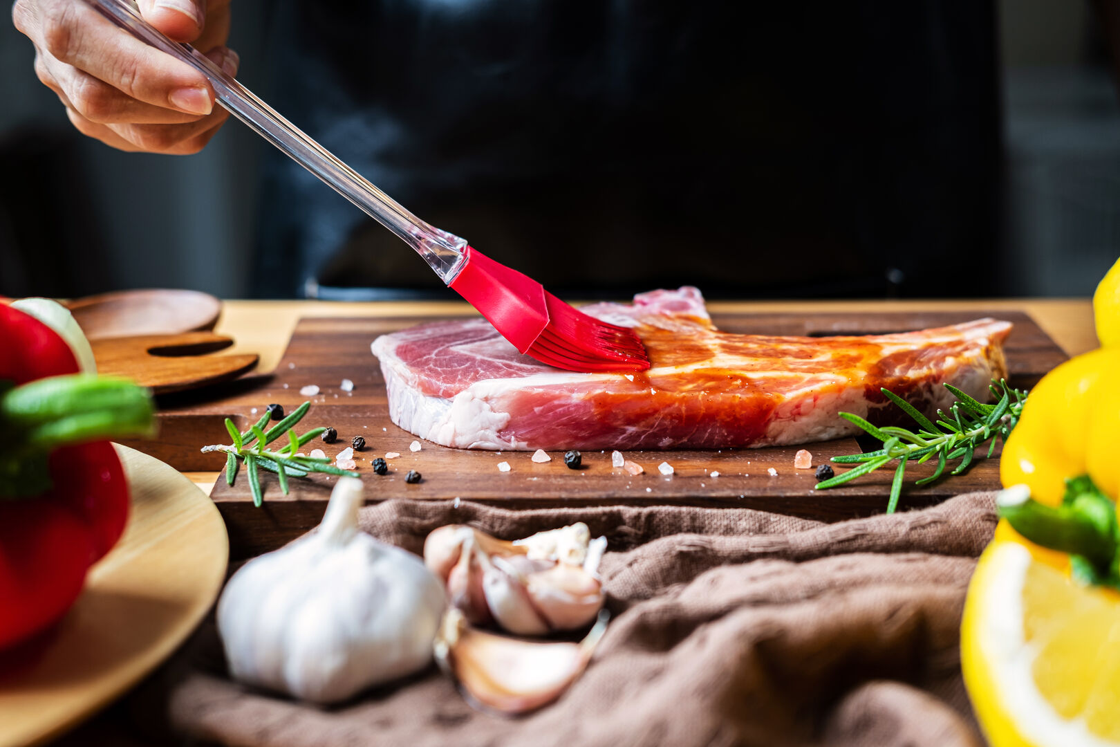 Fleisch wird mariniert