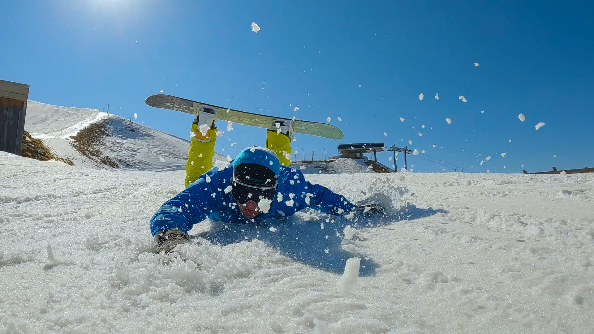 Unfall auf der Piste mit Snowboarder