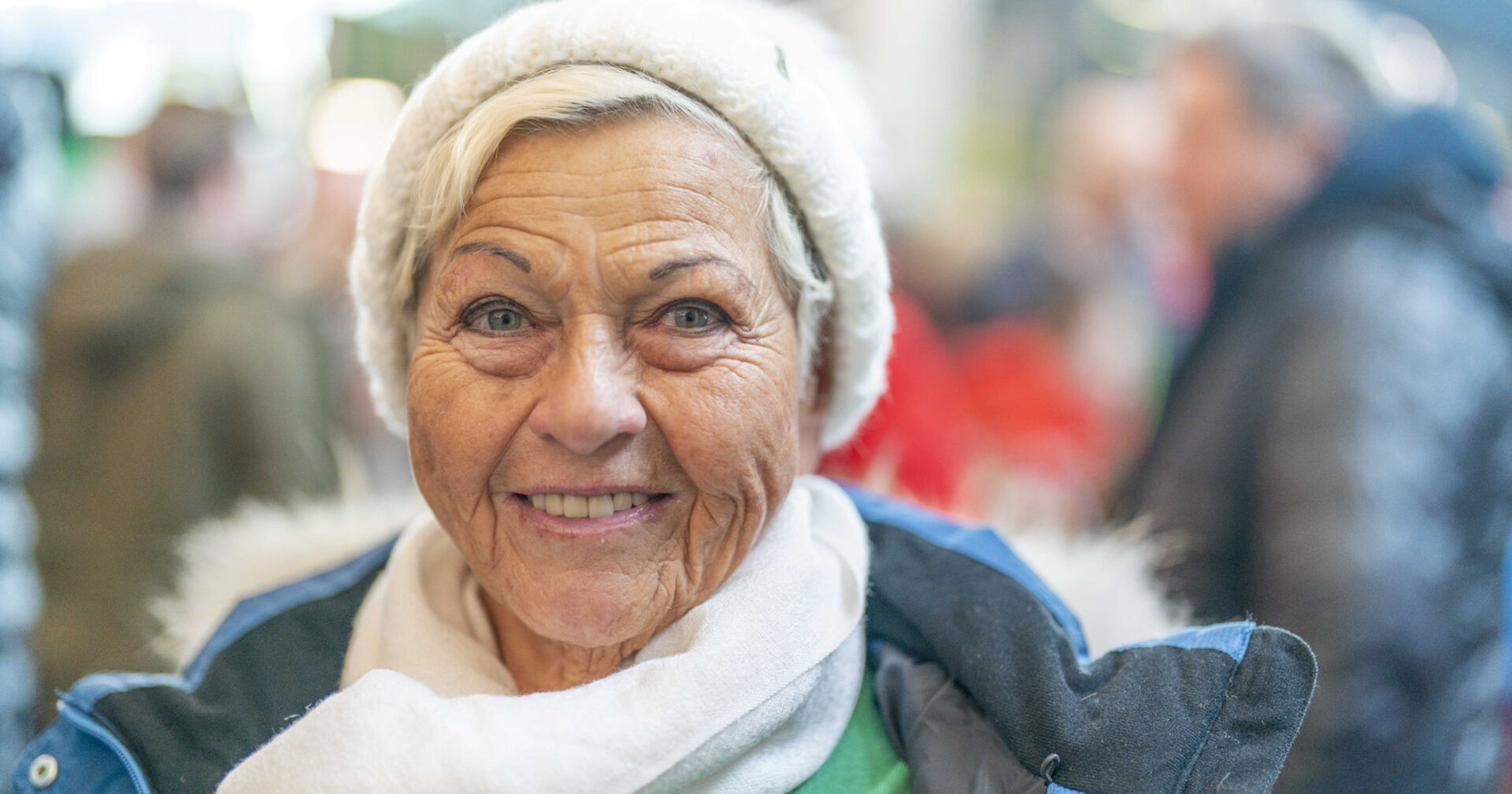 Jazz Gitti mit einer weißen Mütze und einem Schal.