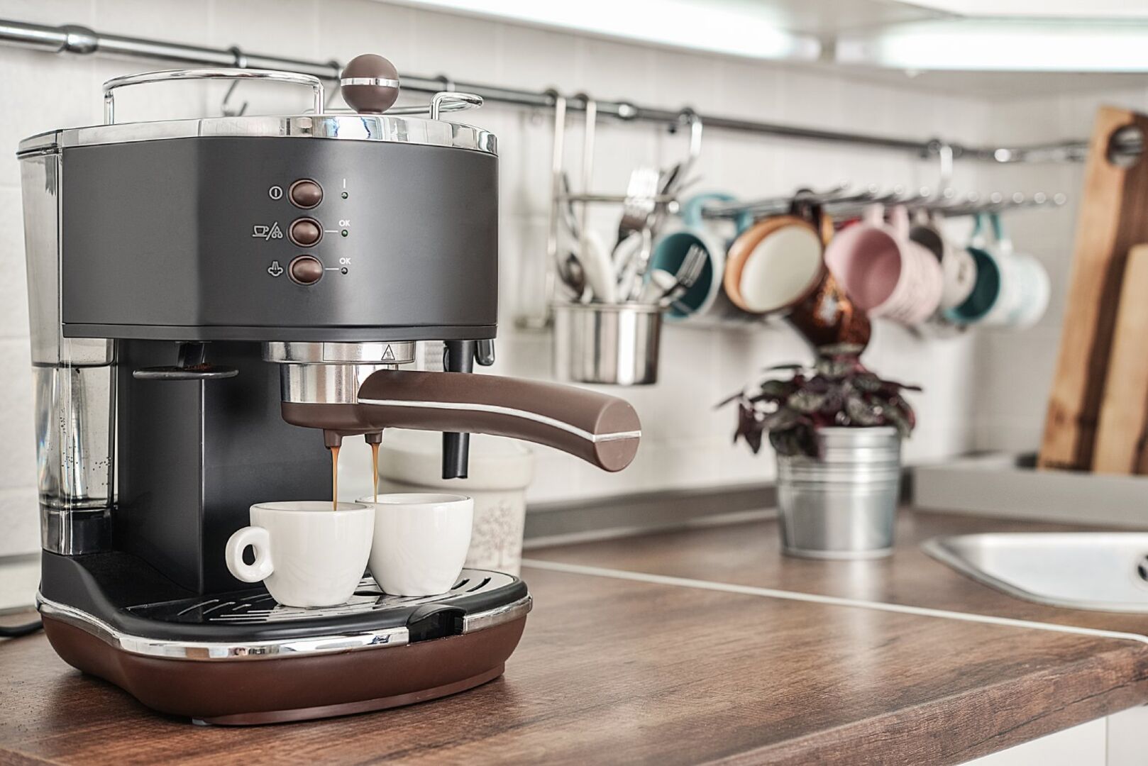 Kaffeemaschine steht auf dem Tisch | Credit: iStock.com/tashka2000