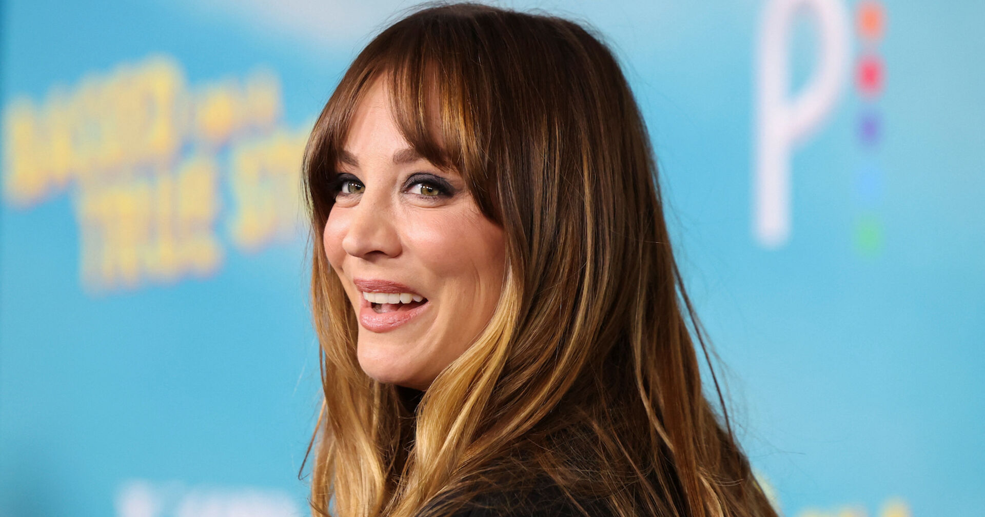 Kaley Cuoco mit offenen blonden Haaren.