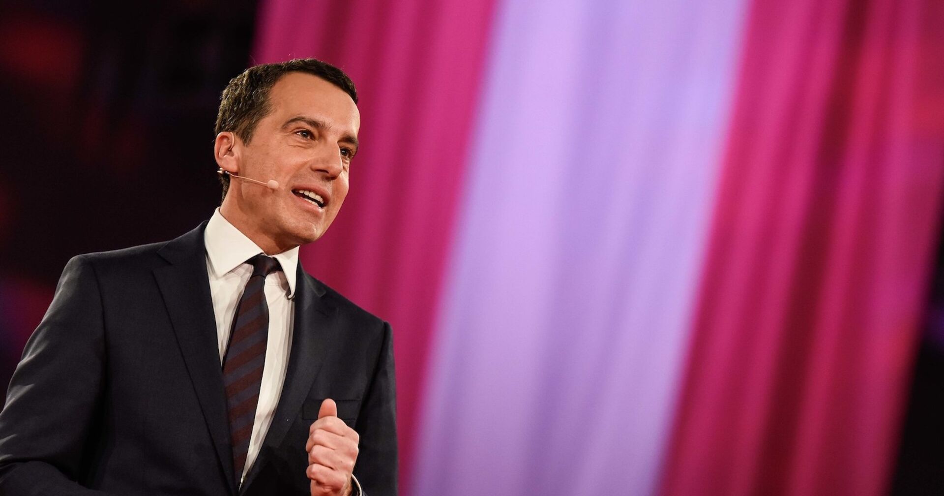 Christian Kern 2017 bei der Präsentation seines Plan A, hinter ihm eine riesige Österreich-Flagge.