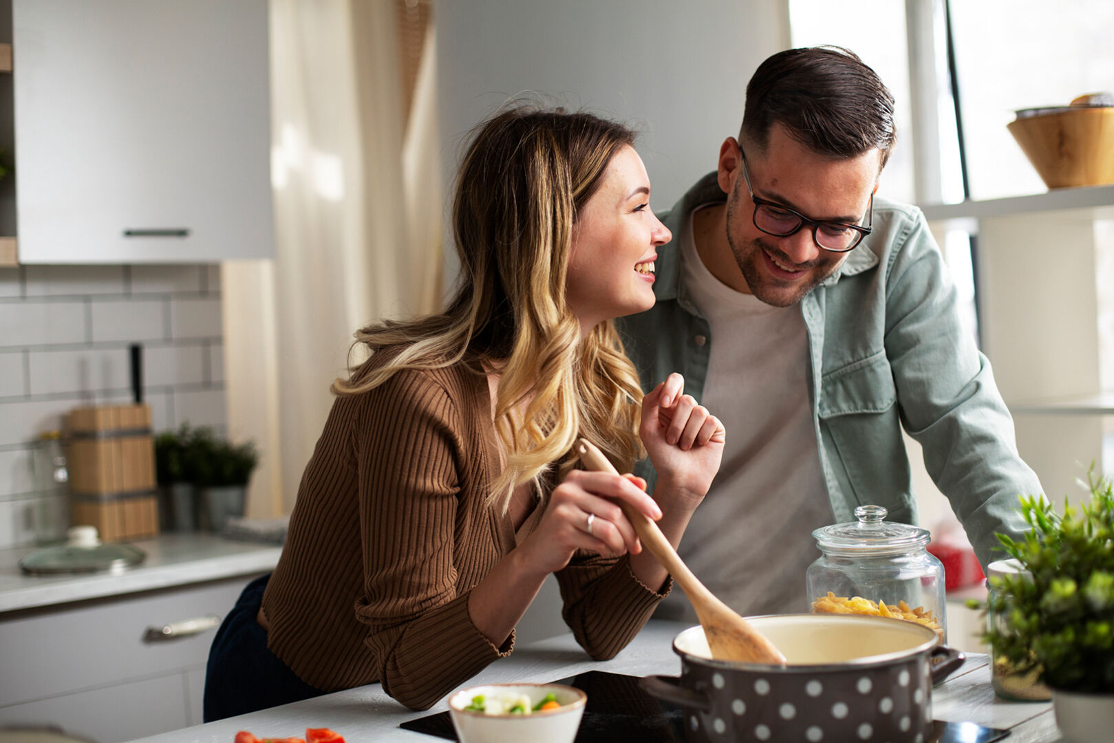 Paar kocht zusammen | Credit: iStock.com/Boris Jovanovic