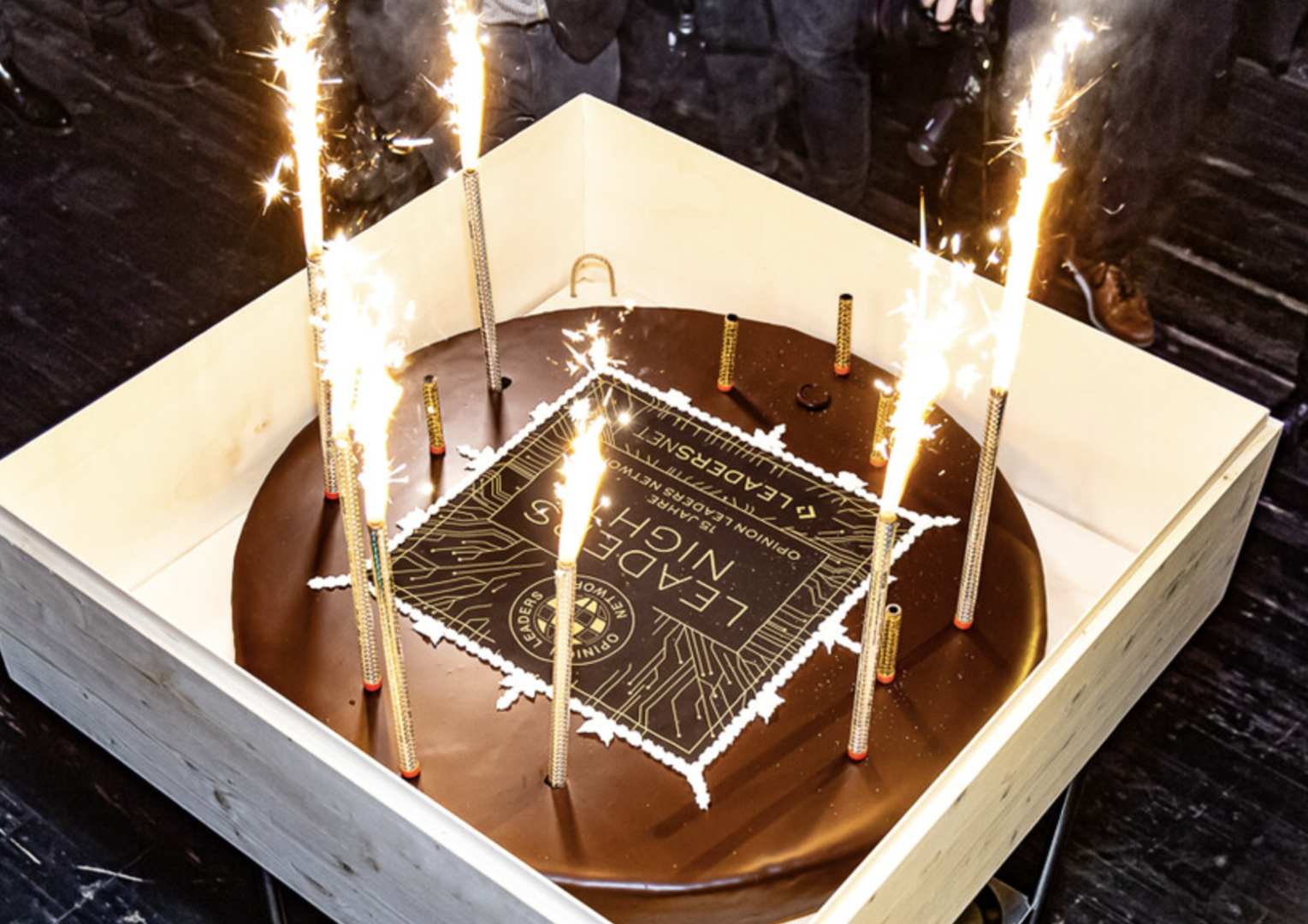 Geburtstagstote mit Sprühkerzen bei der leadersnet-Party  | Credit: leadersnet.at / C. Mikes