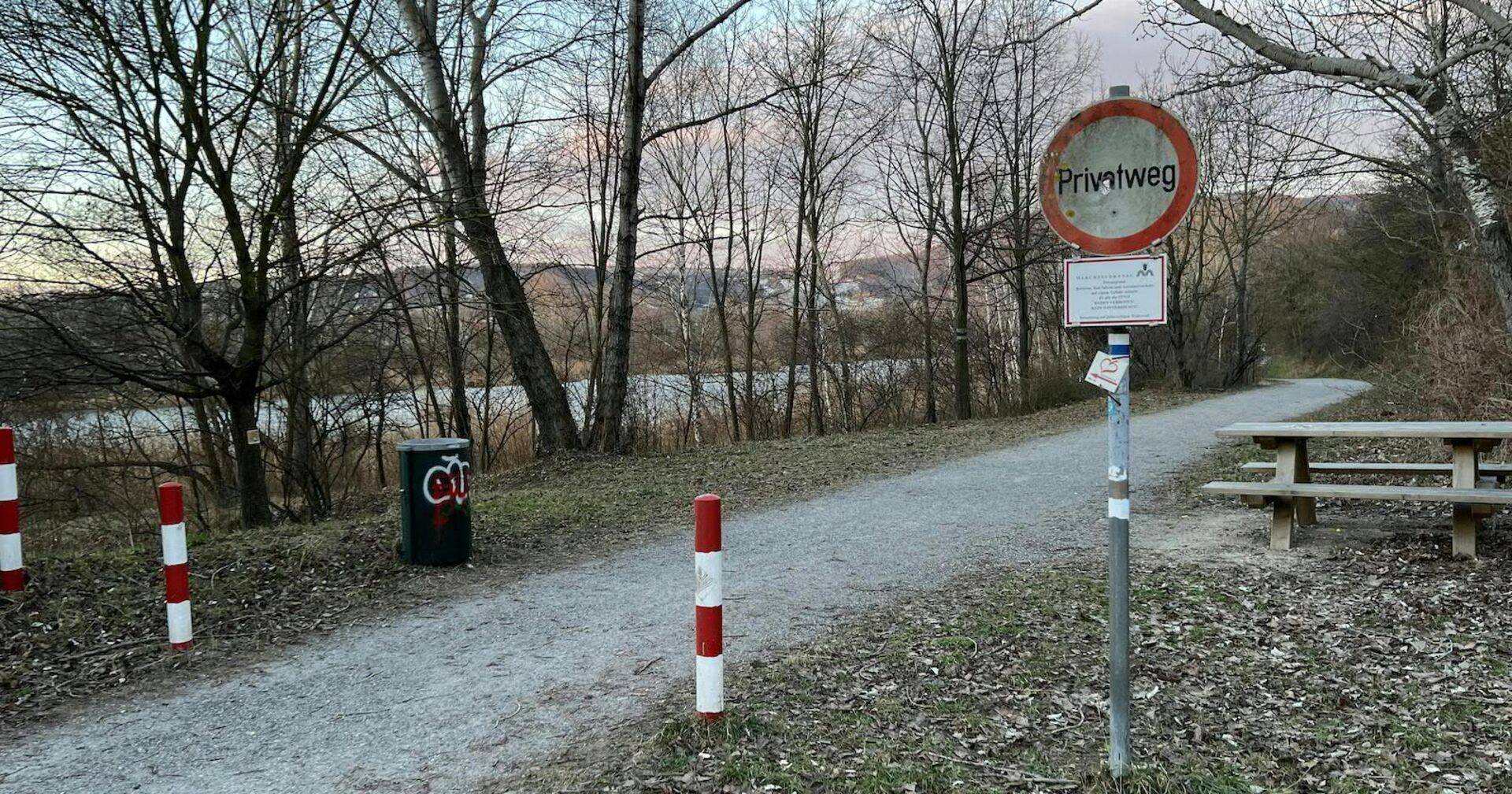 Der Privatweg vor dem Abschnitt "schwarze Lacke" beim Marchfelderkanal