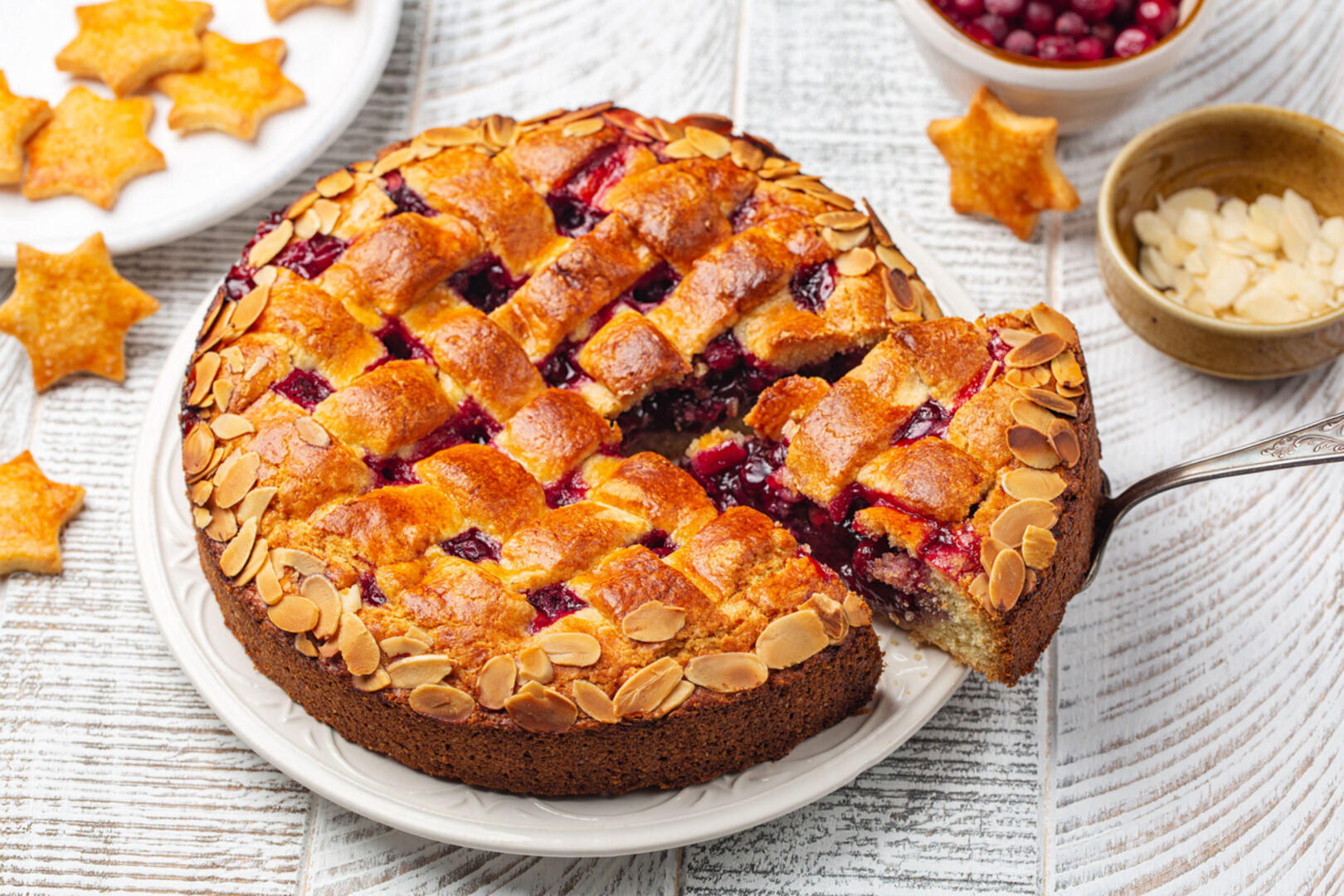 Linzer Torte auf einem Tisch | Credit: iStock.com/Olga Mazyarkina
