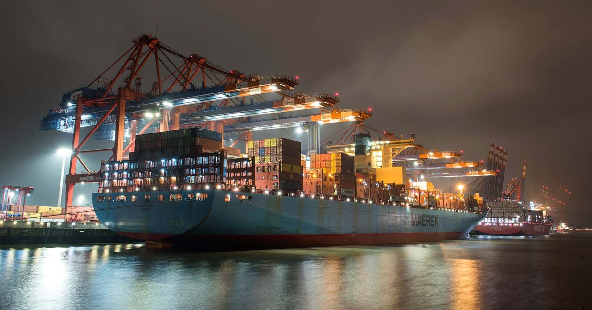 Ein Containerschiff des Maersk-Konzerns liegt in einem Hafen vor Anker