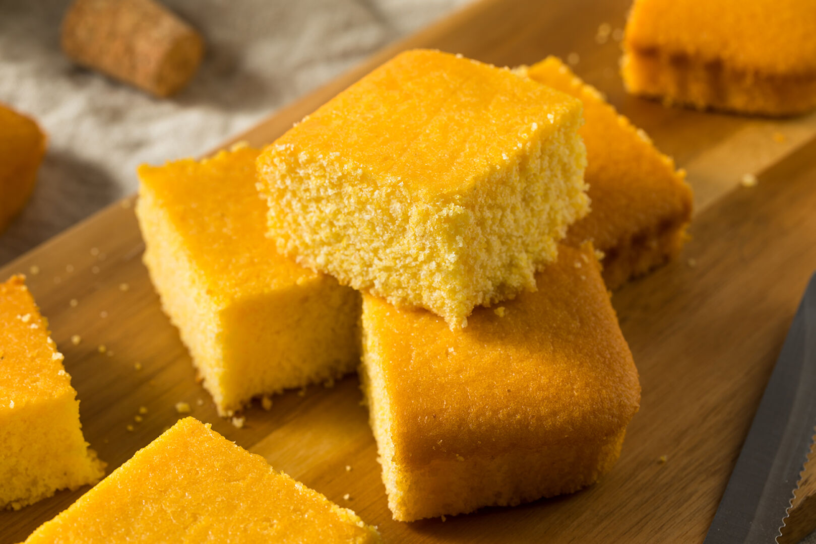 Maisbrot auf einem Brett | Credit: iStock.com/bhofack2