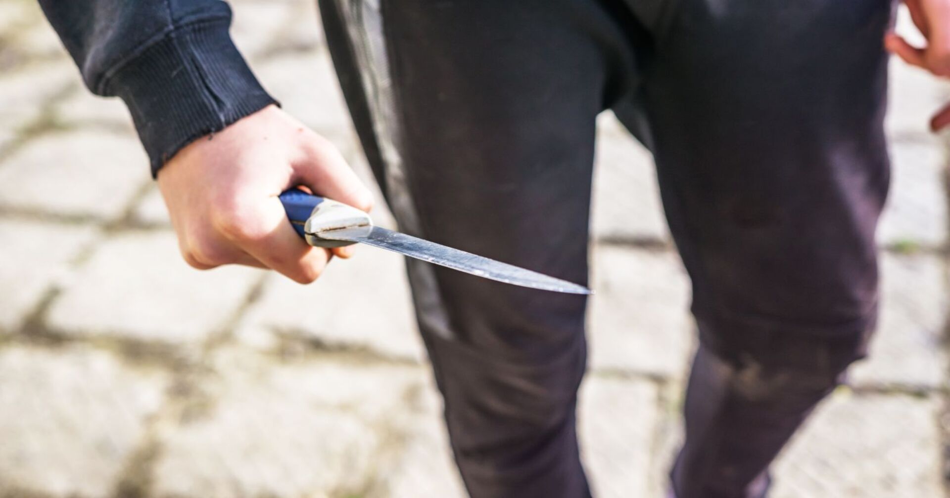 Ein Mann mit einem Messer in der Hand.