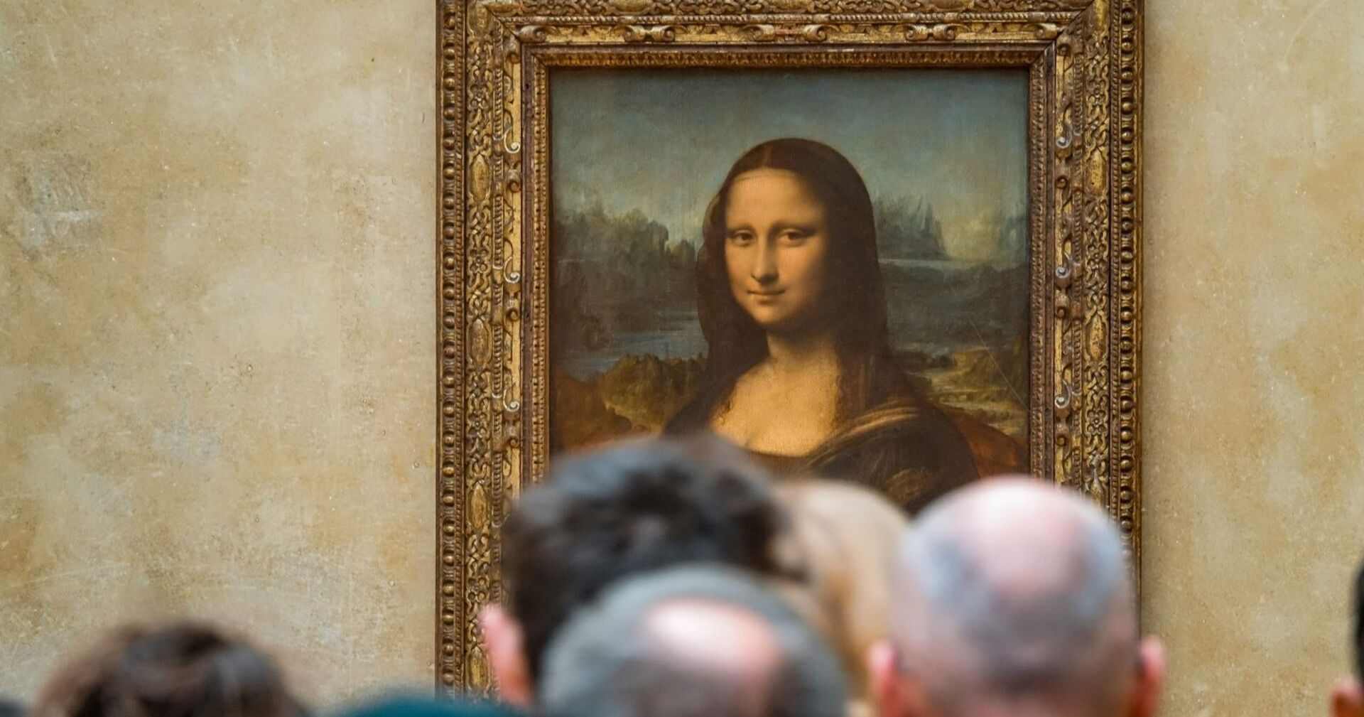 Die Mona Lisa im Louvre ist ein Besuchermagnet.  Sie wird nur hinter Panzerglas gezeigt und steht unter strengem Schutz
