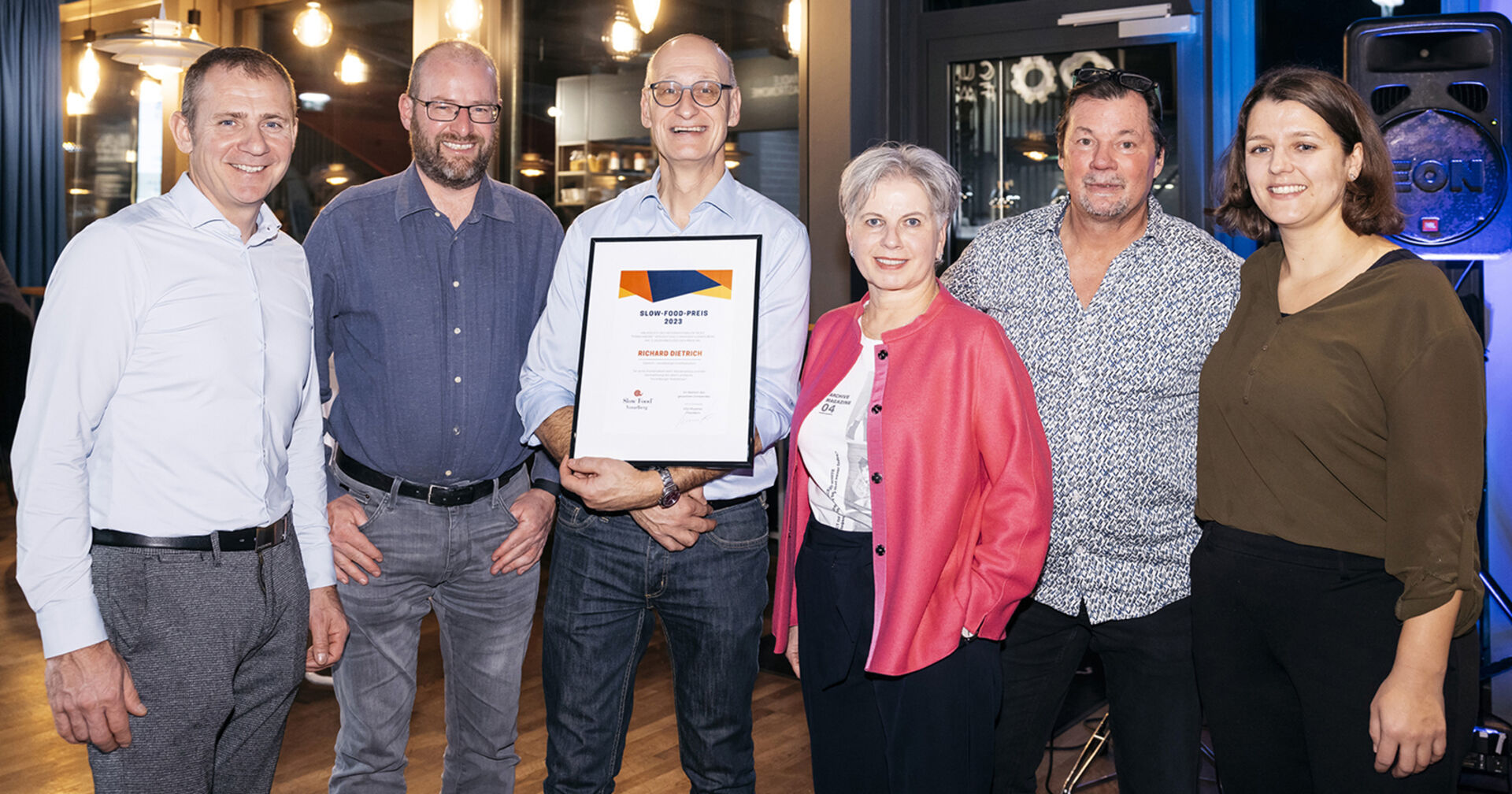 Der Vorstand von Slow Food Vorarlberg mit dem Preisträger: Markus Dorner, Vito Mussner, Richard Dietrich, Brigitte Plemel, Wolfgang Ponier, Andrea Sutterlüty (v. li.)