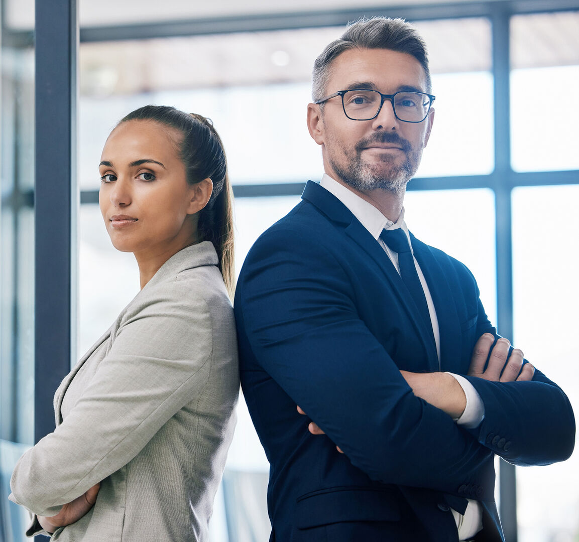 Zwei Notare stehen beieinander | Credit: iStock.com/PeopleImages