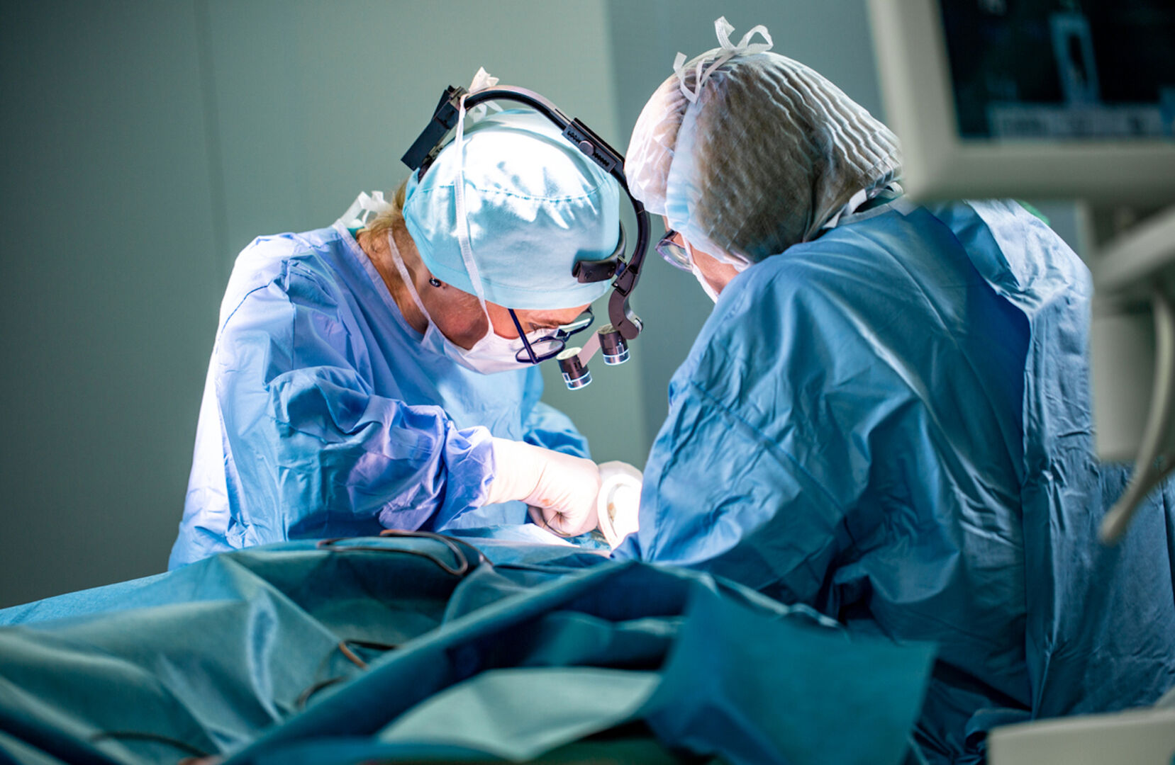 Eine Operation in einem OP-Saal.