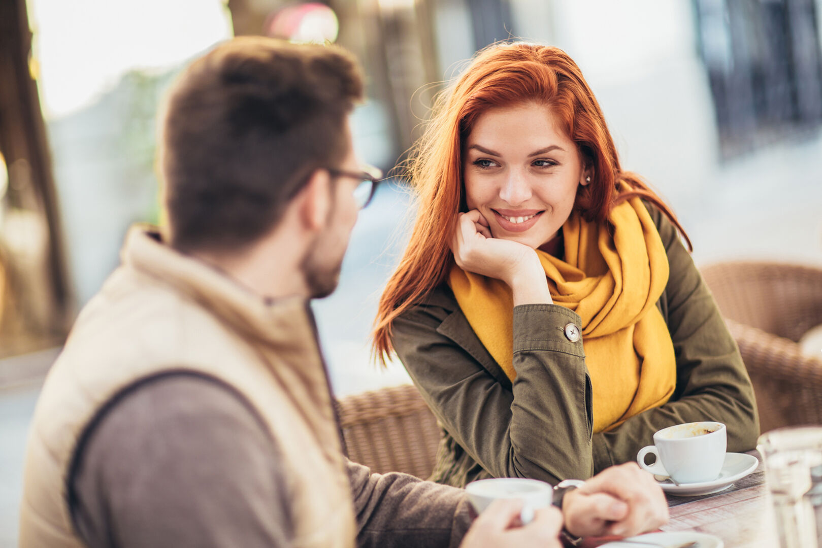 Paar trinkt gemeinsam Kaffee | Credit: iStock.com/Jovanmandic