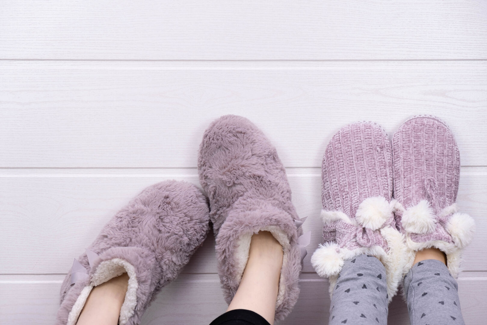 Zwei Frauen mit Plüschpantoffeln | Credit: iStock.com/Tatjana WAGNER
