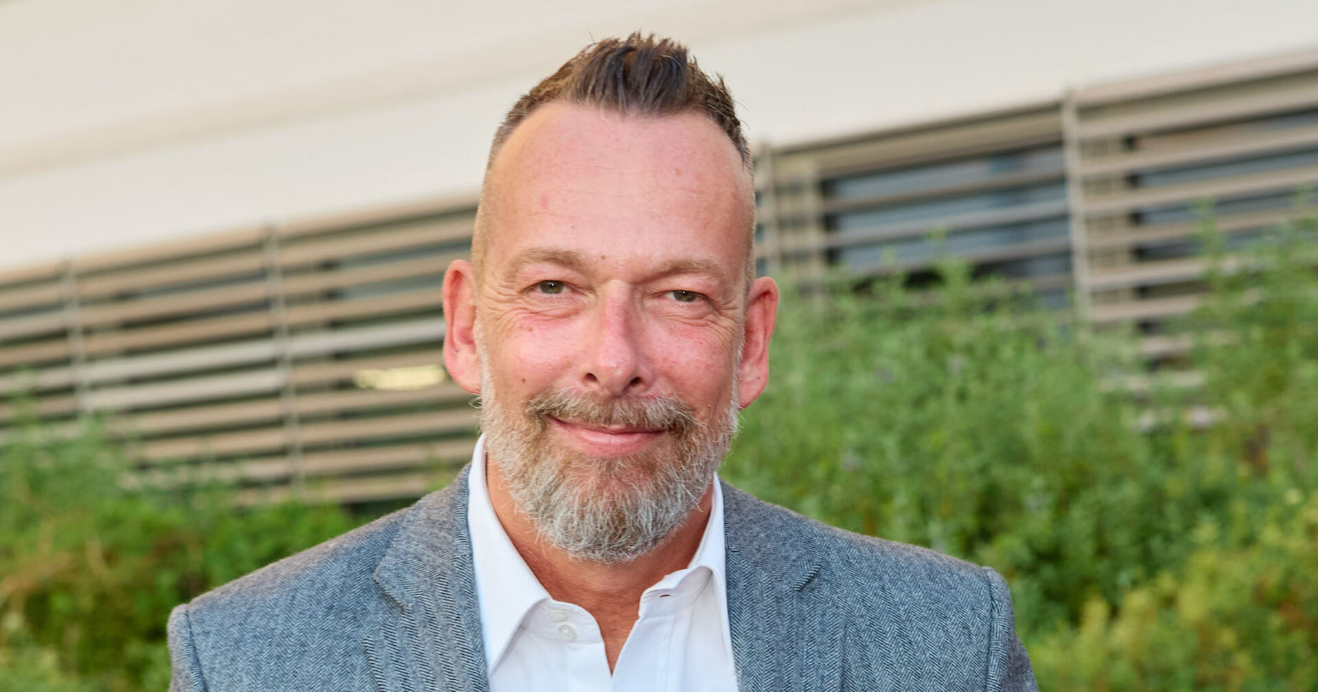 Robert Kratky in einem hellblauen Sakko und einem weißen Hemd.