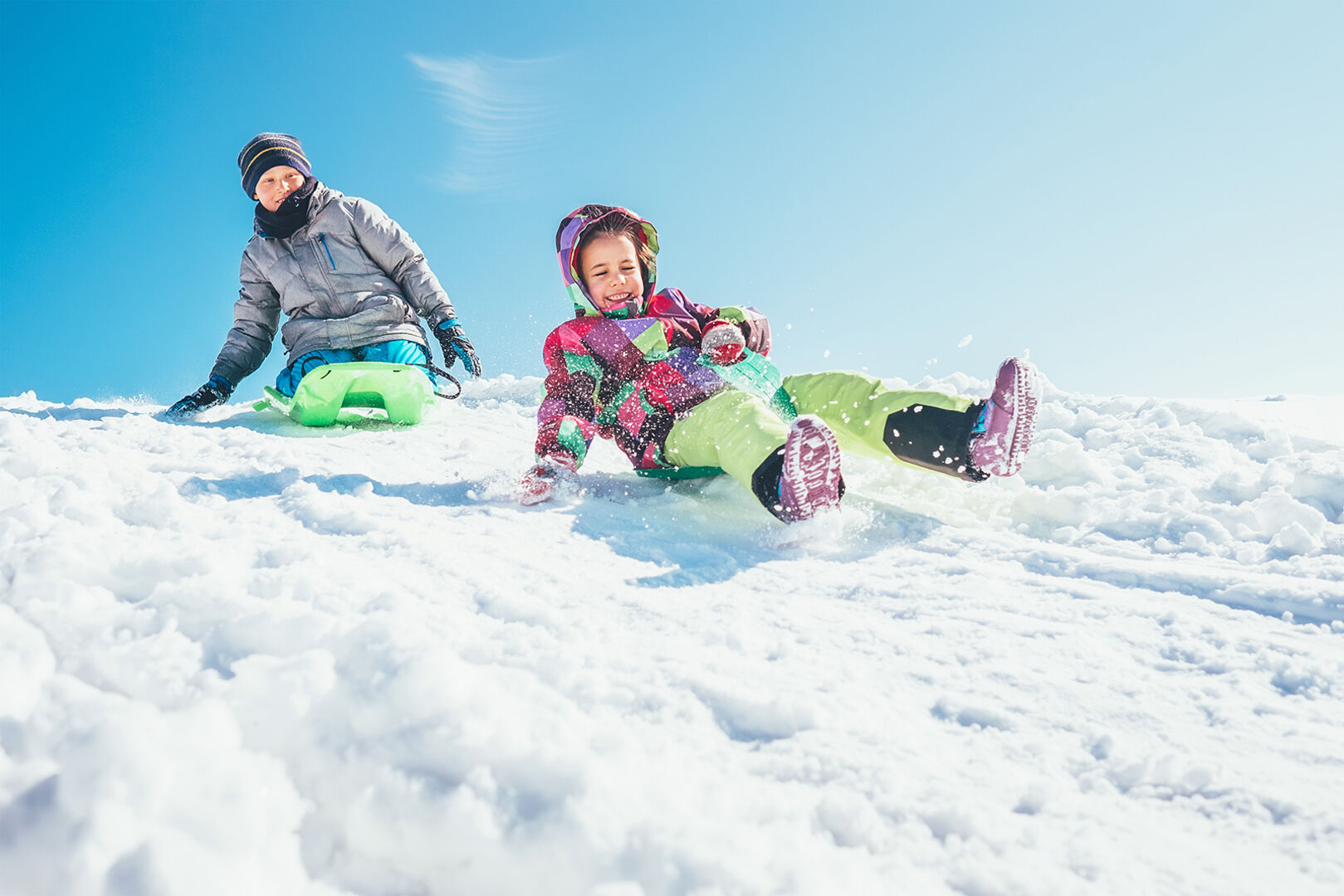 Kinder rodeln | Credit: iStock.com/Solovyova