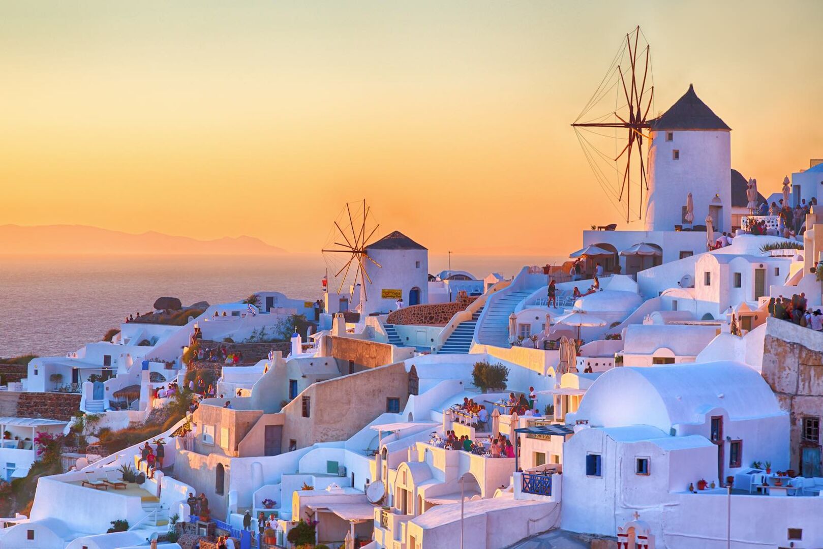 Die weißen Häuser der Insel Santorin bei Sonnenuntergang