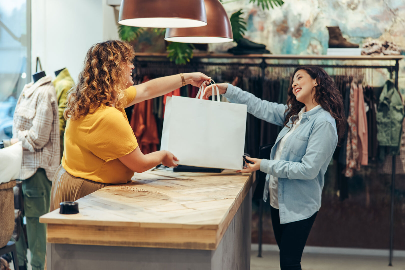 Frau kauft im Geschäft ein | Credit: iStock.com/jacoblund