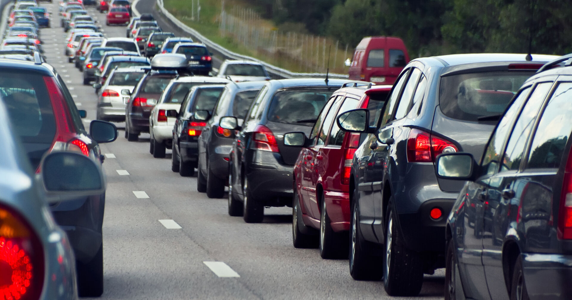 Ein Stau auf einer Autobahn.
