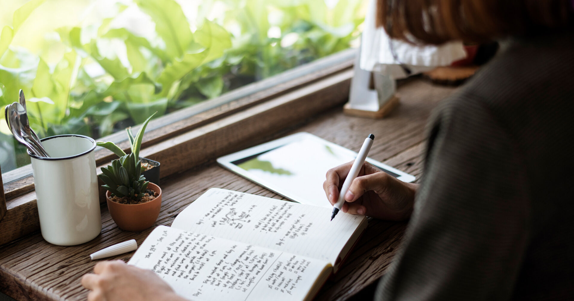 Frau schreibt Tagebuch | Credit: iStock.com/Rawpixel