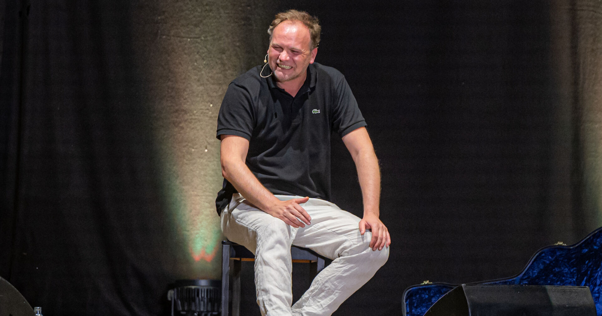 Thomas Stipsits wie man ihn kennt, in seiner Rolle als Kabarettist auf der Bühne.