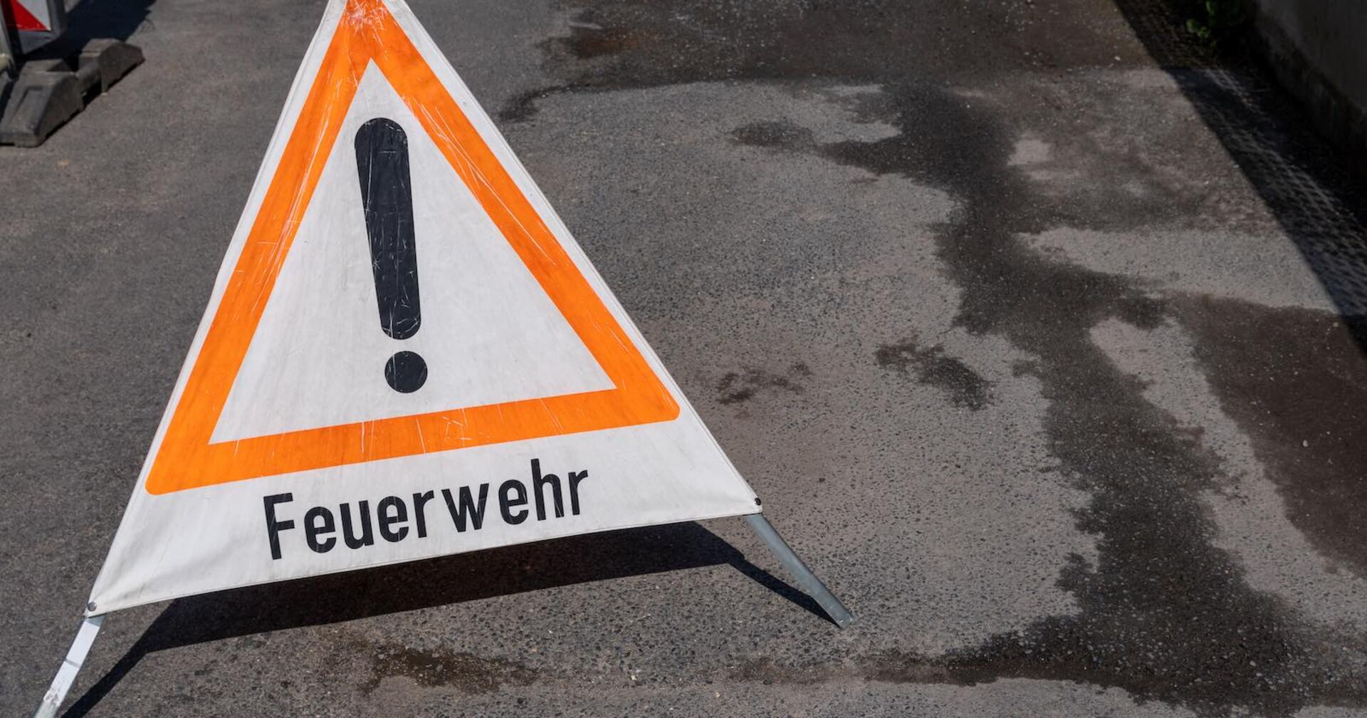 Warndreieck mit dem Hinweis "Feuerwehr".