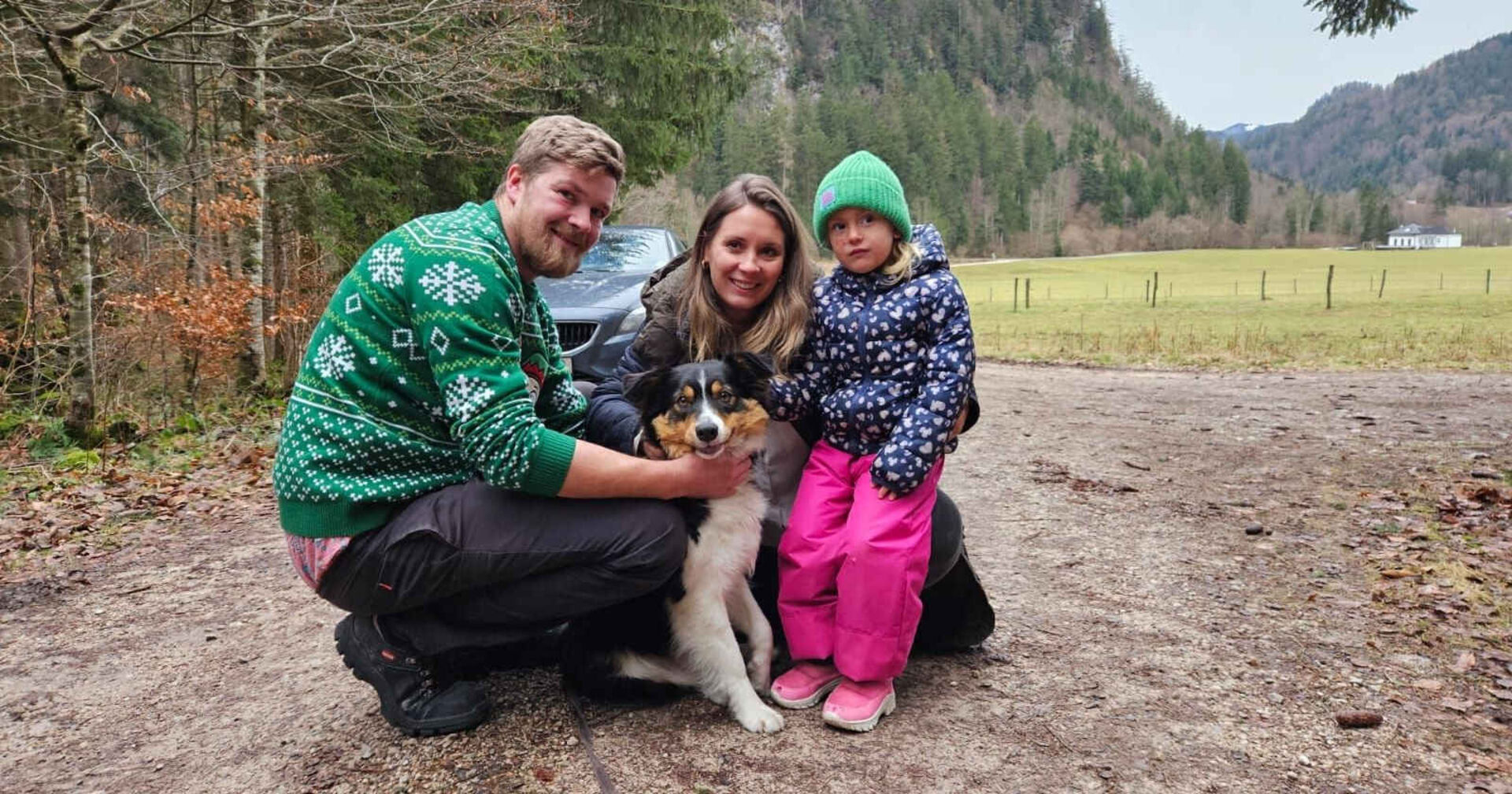 Dreiköpfige Familie mit geretteten Hund Gaia in St. Gilgen.