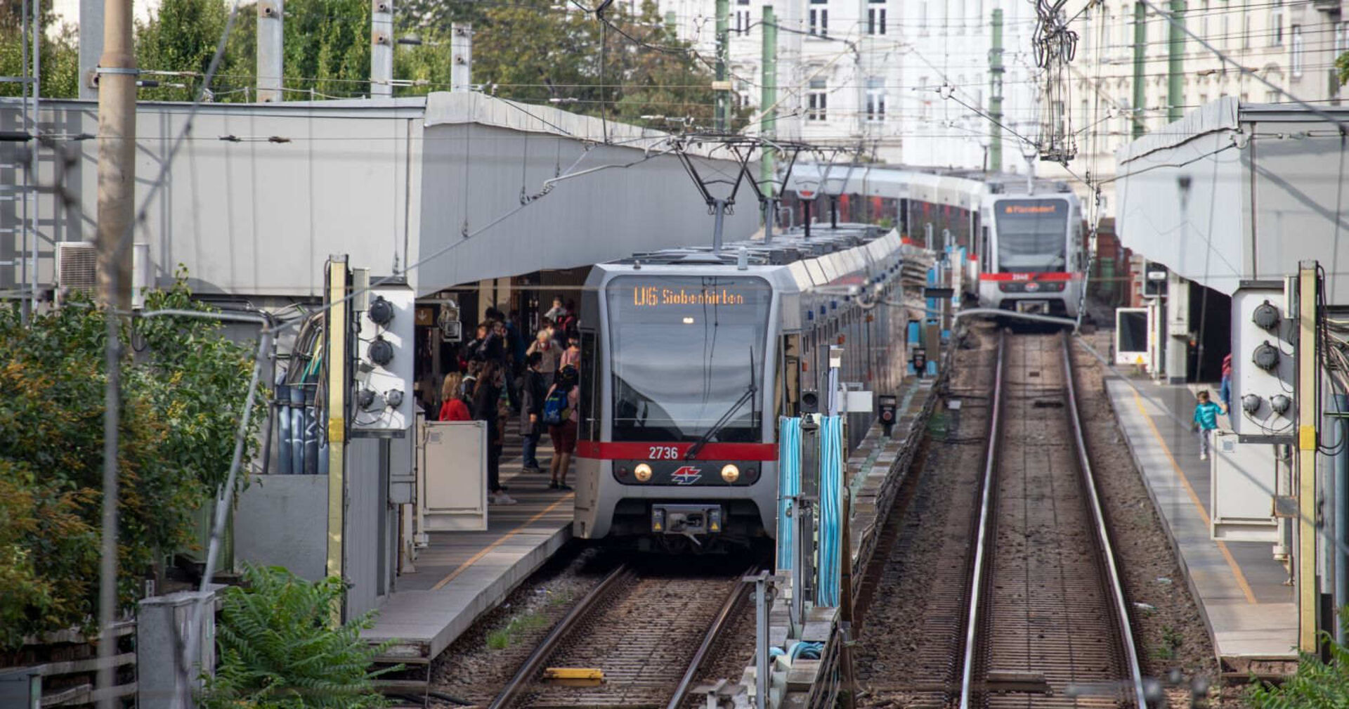 Eine Garnitur der U-Bahn Linie U6 steht in einer U-Bahnstation nähe Thaliastraße.