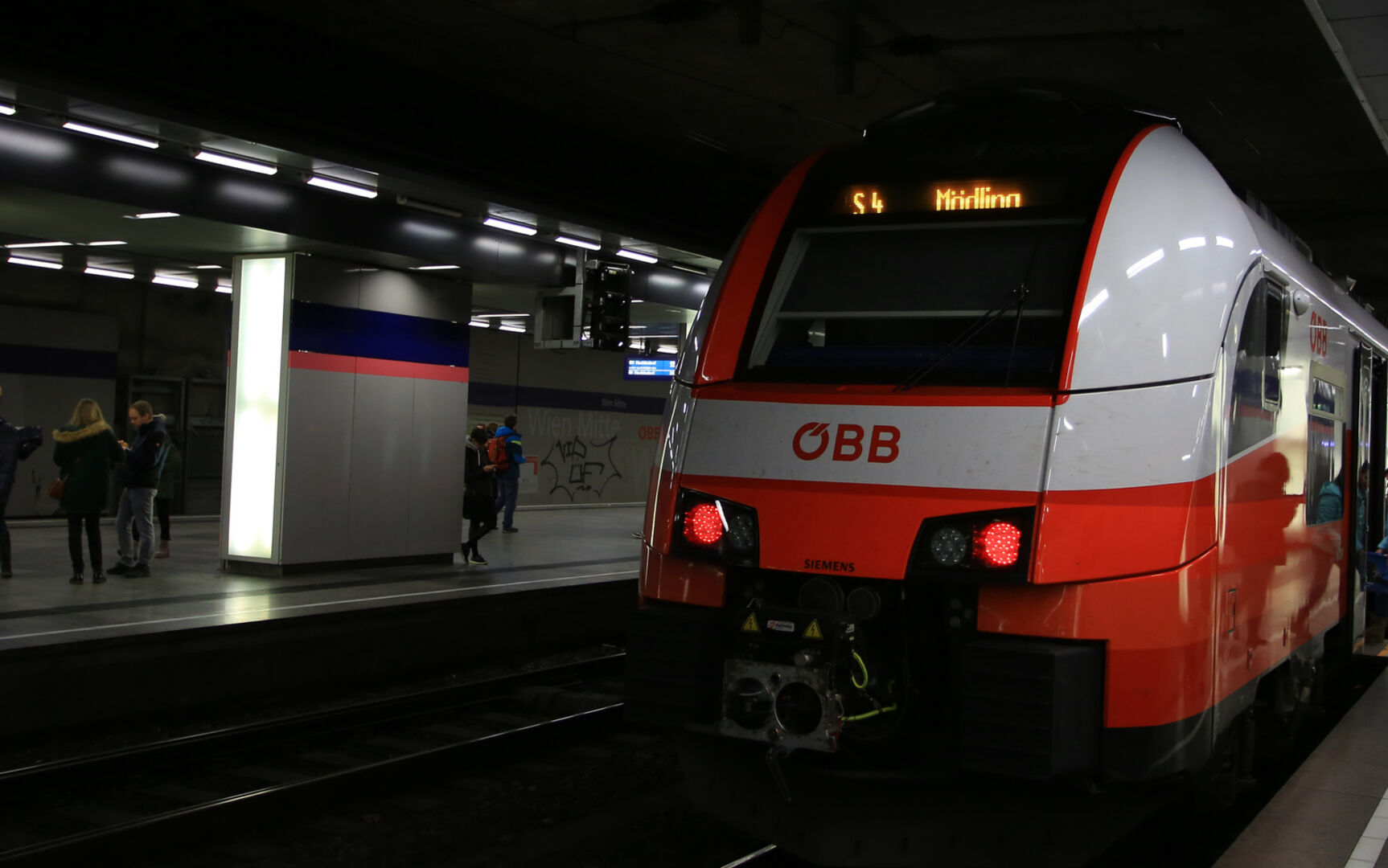Ein Zug der ÖBB Richtung Mödling in einer unterirdischen Station
