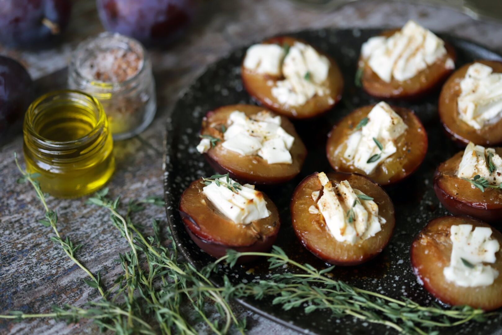 Zwetschken mit Käse | Credit: iStock.com/Oksana Shyriaieva